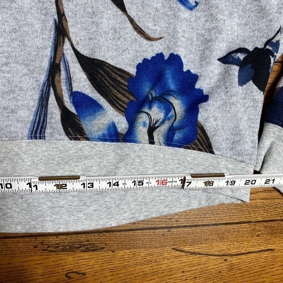 𝅺zyia Active Blue floral crop sweatshirt slouchy oversized small. - Picture 8 of 10